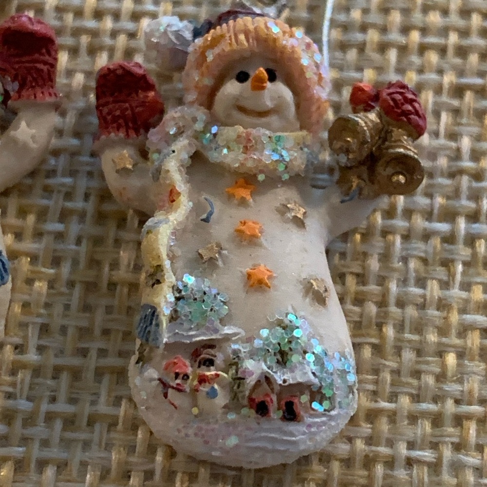 Adorable vintage snowman earrings with snow scene - Picture 6 of 7